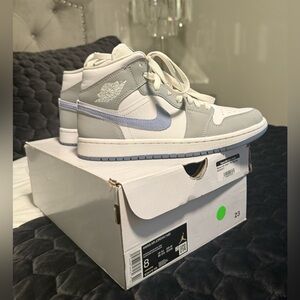 NEW WITH BOX NIKE Air Jordan 1 Midi - Women’s Size 8 - PRISTINE!